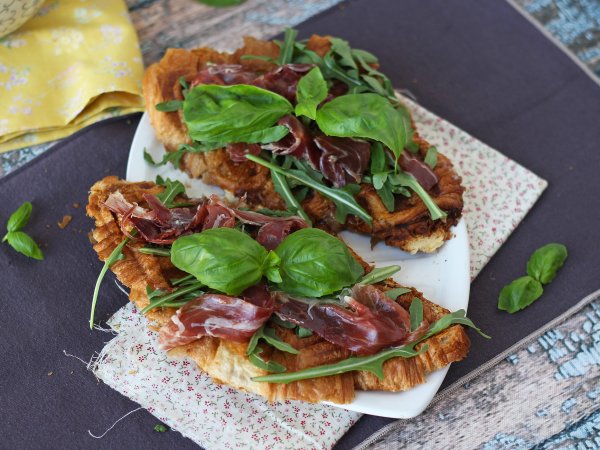 Croffle, rogalik waflowy z dżemem figowym, kozim serem i iberyjską szynką peklowaną - zdjęcie 3