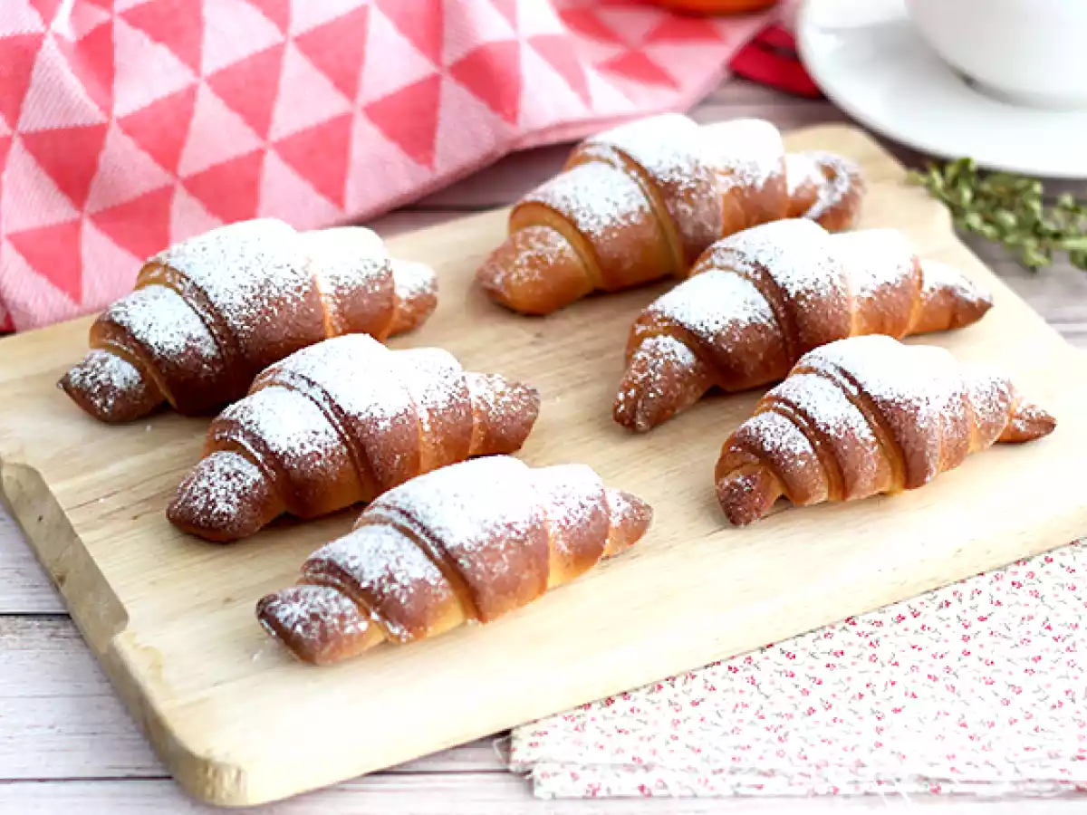 Croissanty z mlekiem skondensowanym