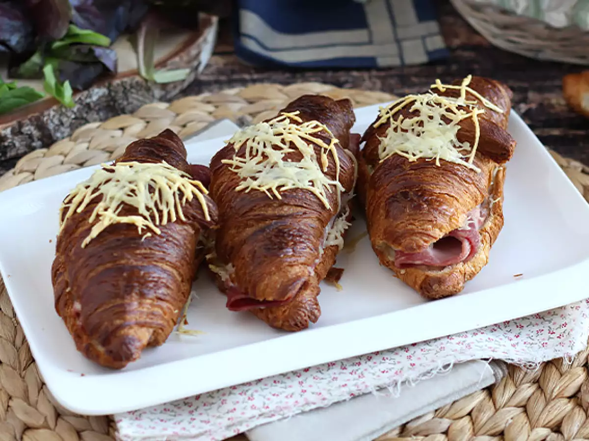 Croissanty z szynką i serem