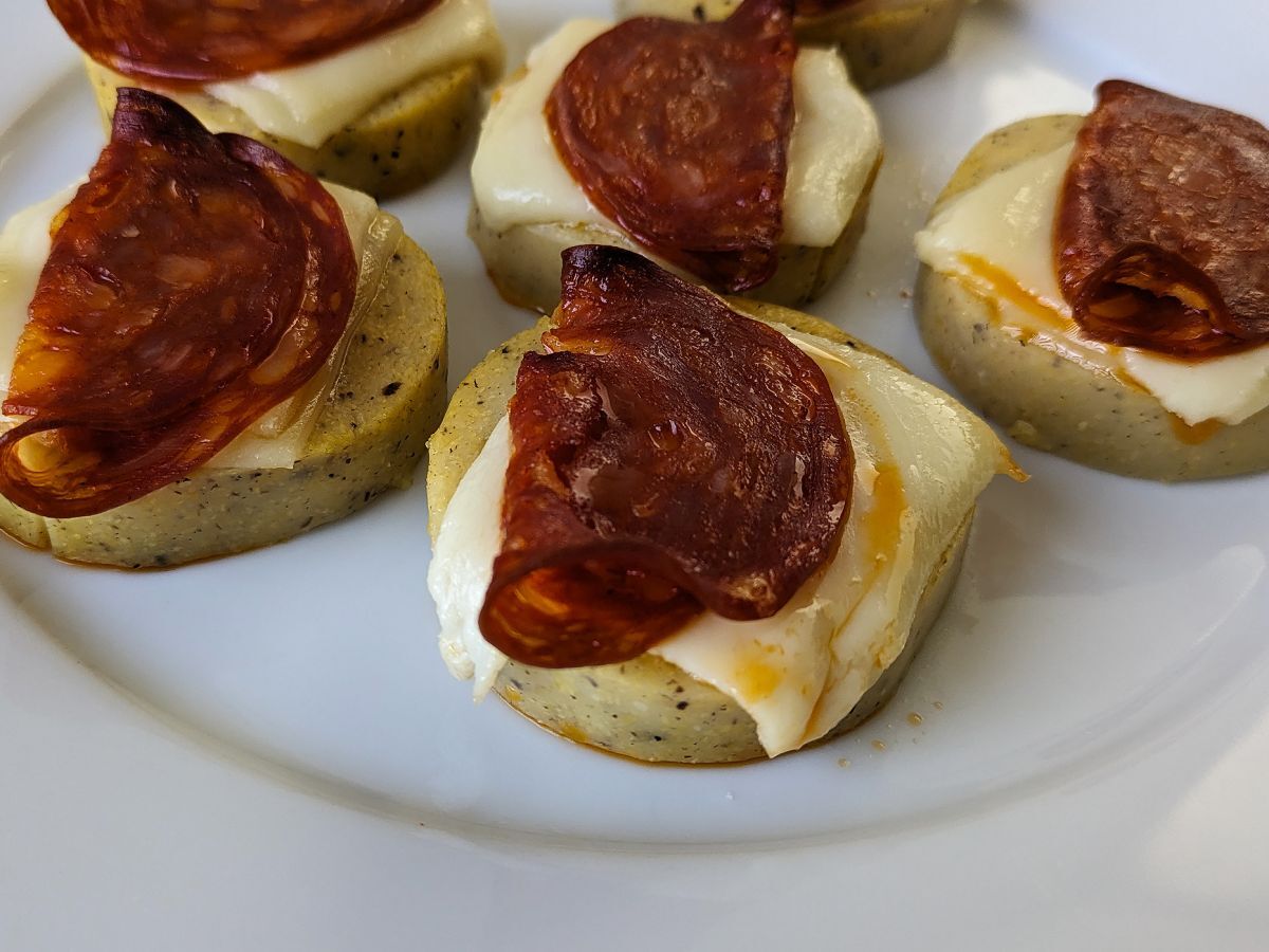 Crostini z polenty z serem scamorza i pikantnym salami - zdjęcie 2