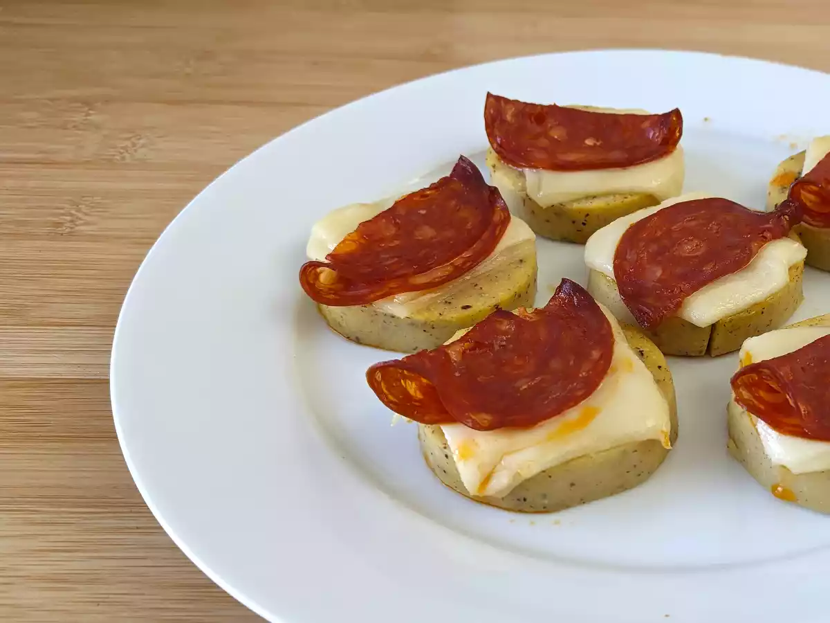 Crostini z polenty z serem scamorza i pikantnym salami - zdjęcie 3
