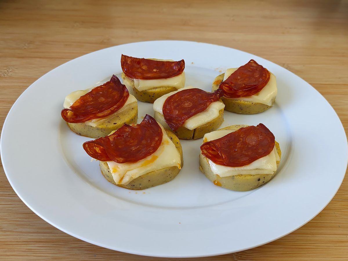 Crostini z polenty z serem scamorza i pikantnym salami - zdjęcie 4