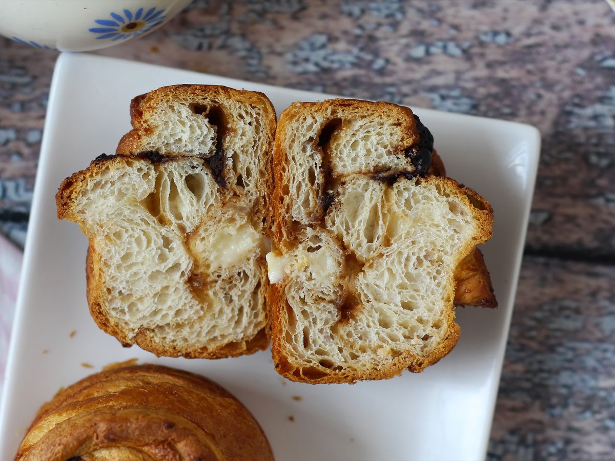Cruffins, połączenie croissanta i muffina, z kremem i czekoladą - zdjęcie 2