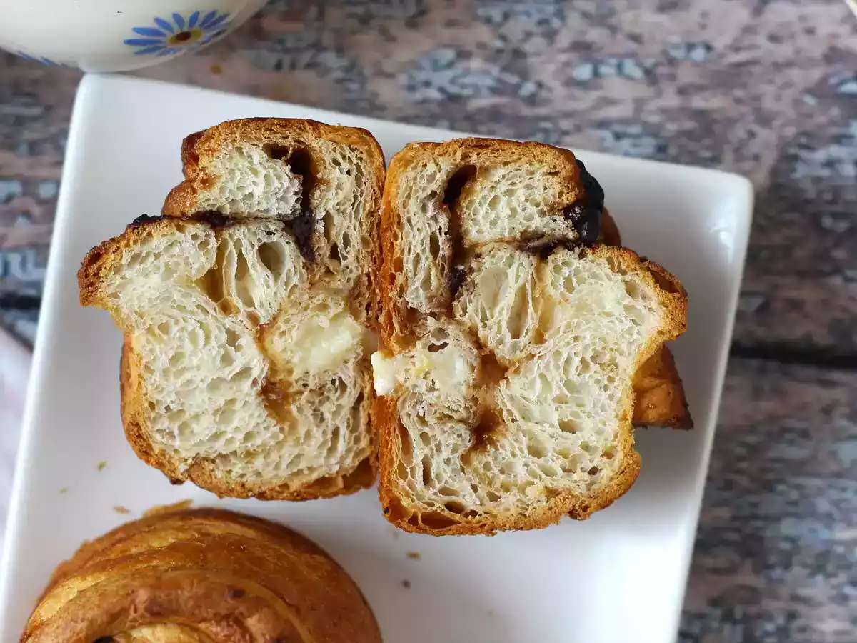 Cruffins, połączenie croissanta i muffina, z kremem i czekoladą - zdjęcie 2