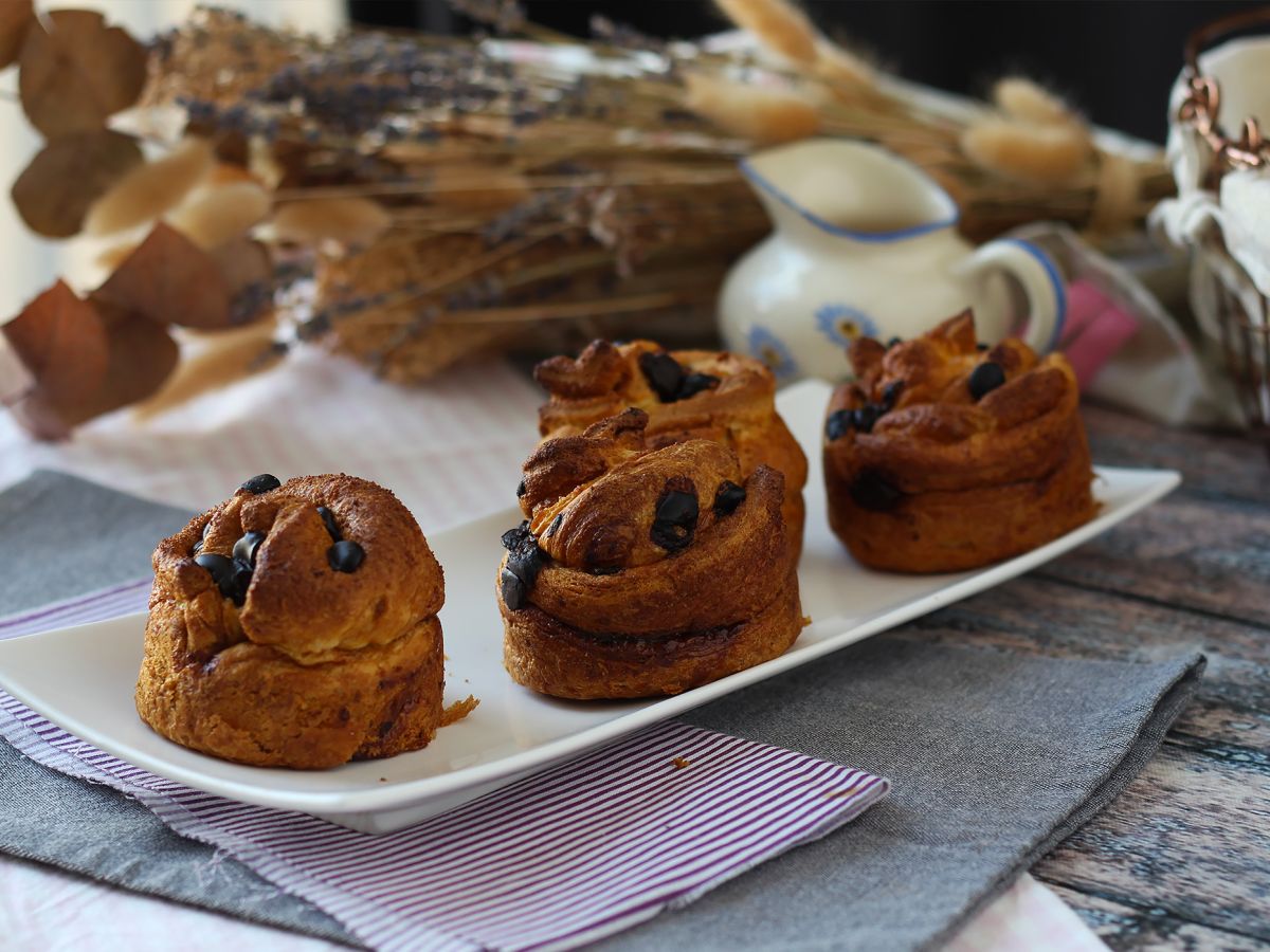 Cruffins, połączenie croissanta i muffina, z kremem i czekoladą - zdjęcie 3