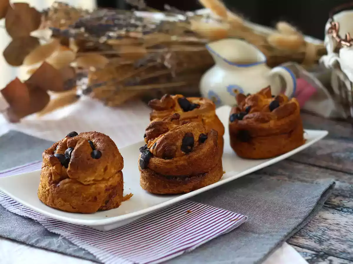 Cruffins, połączenie croissanta i muffina, z kremem i czekoladą - zdjęcie 3