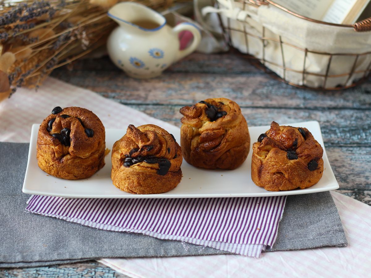 Cruffins, połączenie croissanta i muffina, z kremem i czekoladą - zdjęcie 9