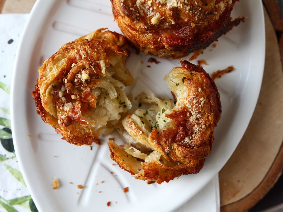 Cruffiny, połączenie croissanta i muffina, w tym przypadku solone z parmezanem i mozzarellą.