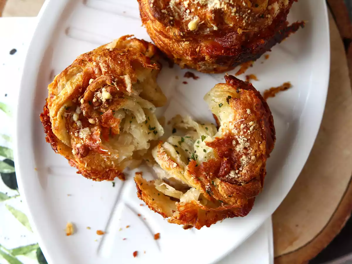 Cruffiny, połączenie croissanta i muffina, w tym przypadku solone z parmezanem i mozzarellą.