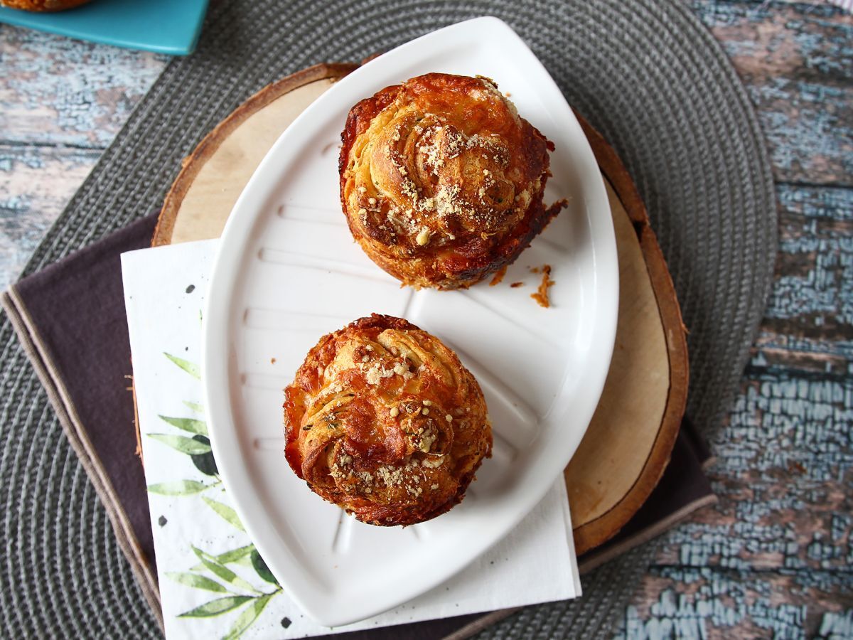 Cruffiny, połączenie croissanta i muffina, w tym przypadku solone z parmezanem i mozzarellą. - zdjęcie 2