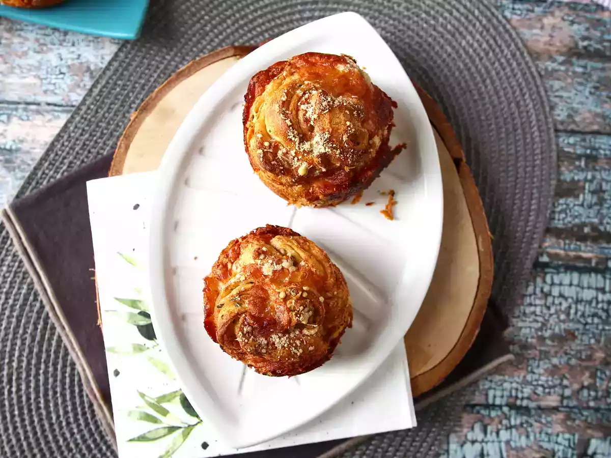 Cruffiny, połączenie croissanta i muffina, w tym przypadku solone z parmezanem i mozzarellą. - zdjęcie 2