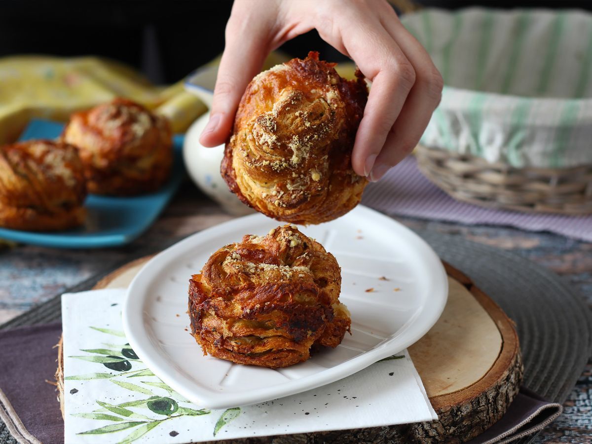 Cruffiny, połączenie croissanta i muffina, w tym przypadku solone z parmezanem i mozzarellą. - zdjęcie 3