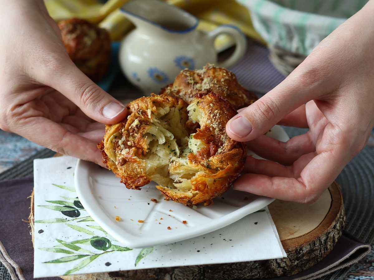 Cruffiny, połączenie croissanta i muffina, w tym przypadku solone z parmezanem i mozzarellą. - zdjęcie 6