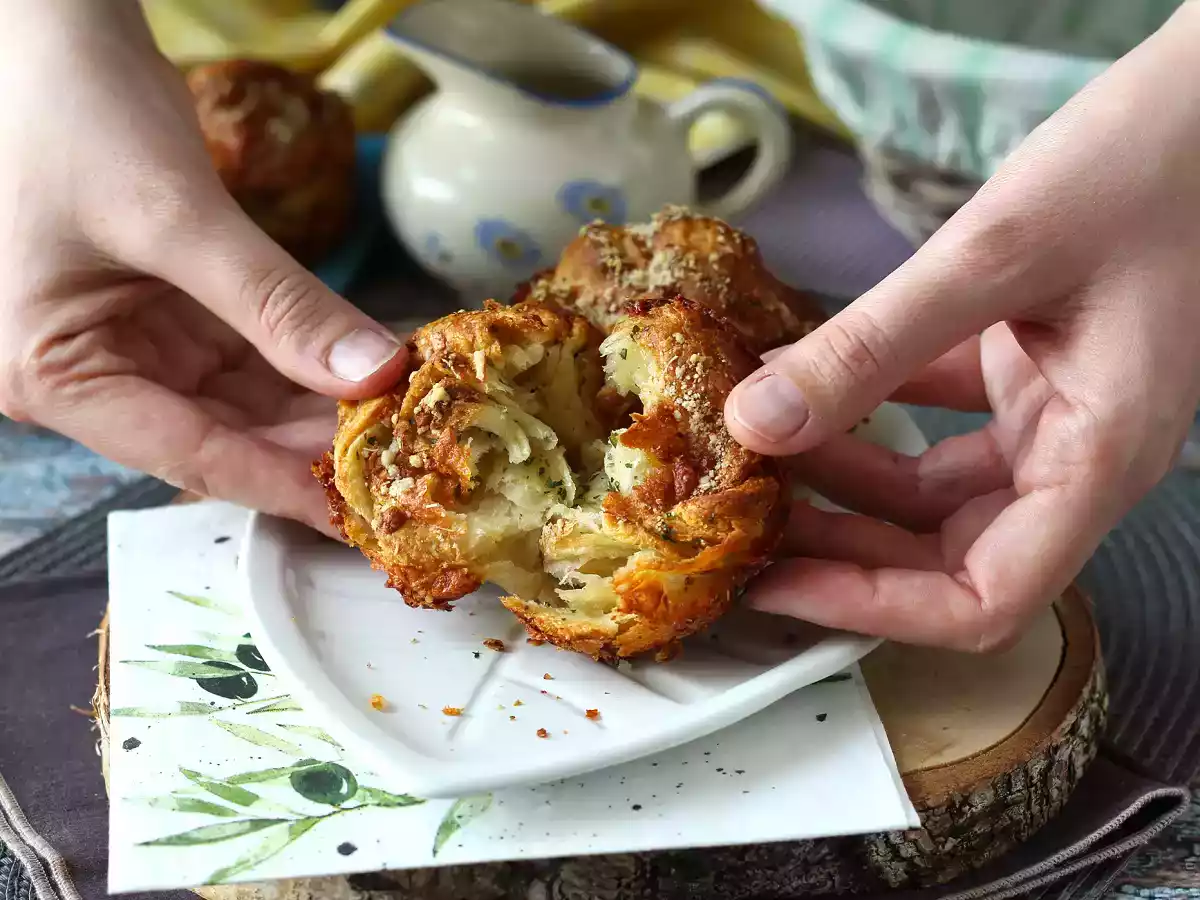 Cruffiny, połączenie croissanta i muffina, w tym przypadku solone z parmezanem i mozzarellą. - zdjęcie 6