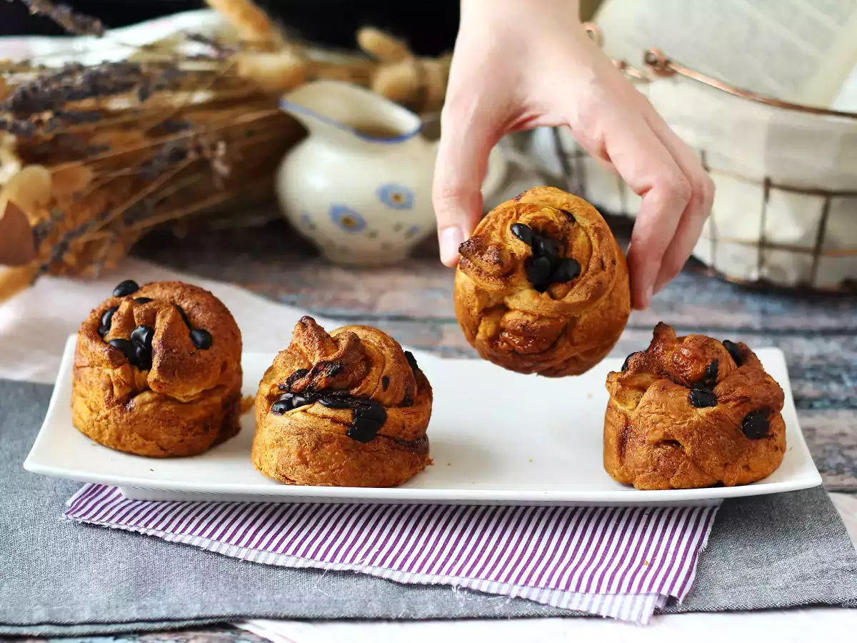 Cruffiny – połączenie croissanta i muffinki z kremem waniliowym i czekoladą
