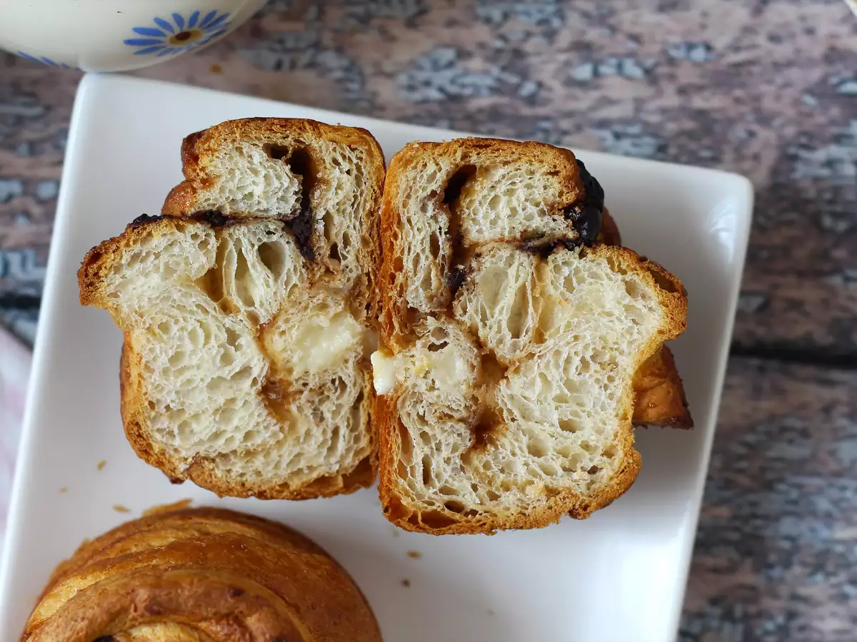 Cruffiny – połączenie croissanta i muffinki z kremem waniliowym i czekoladą - zdjęcie 2