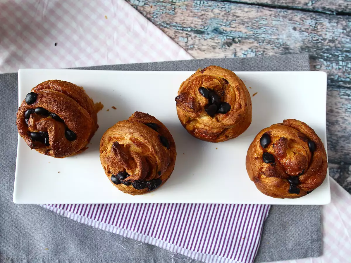 Cruffiny – połączenie croissanta i muffinki z kremem waniliowym i czekoladą - zdjęcie 5