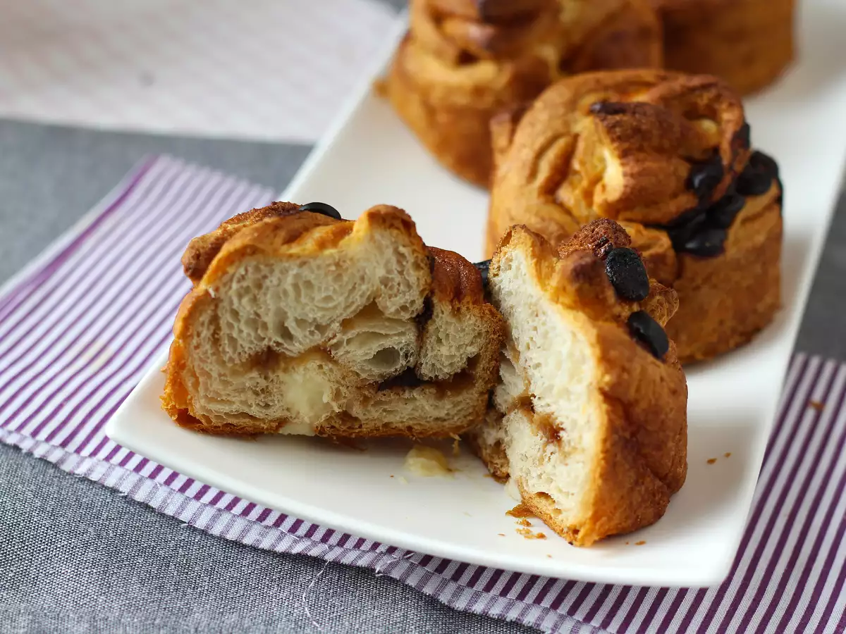 Cruffiny – połączenie croissanta i muffinki z kremem waniliowym i czekoladą - zdjęcie 6
