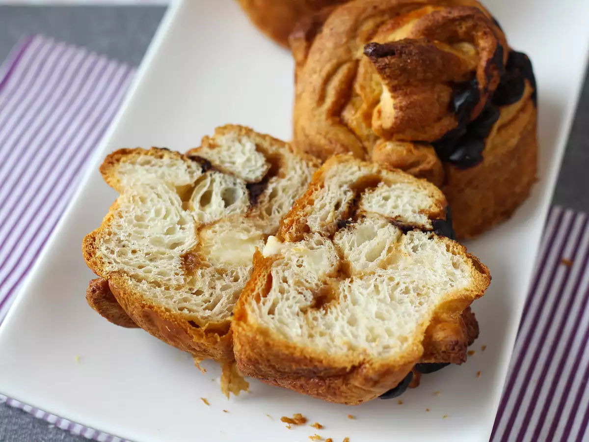Cruffiny – połączenie croissanta i muffinki z kremem waniliowym i czekoladą - zdjęcie 8