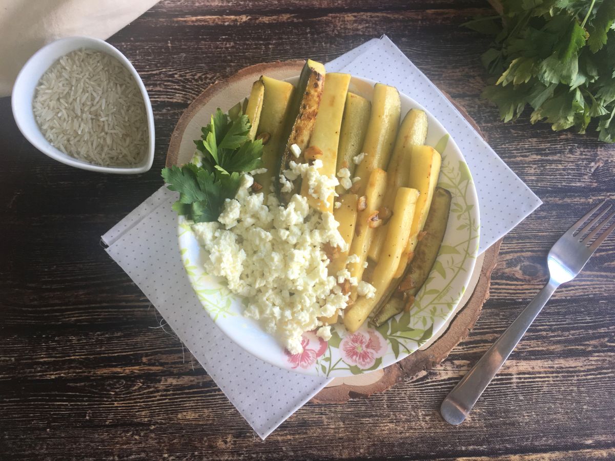Cukinia z cytryną i serem feta