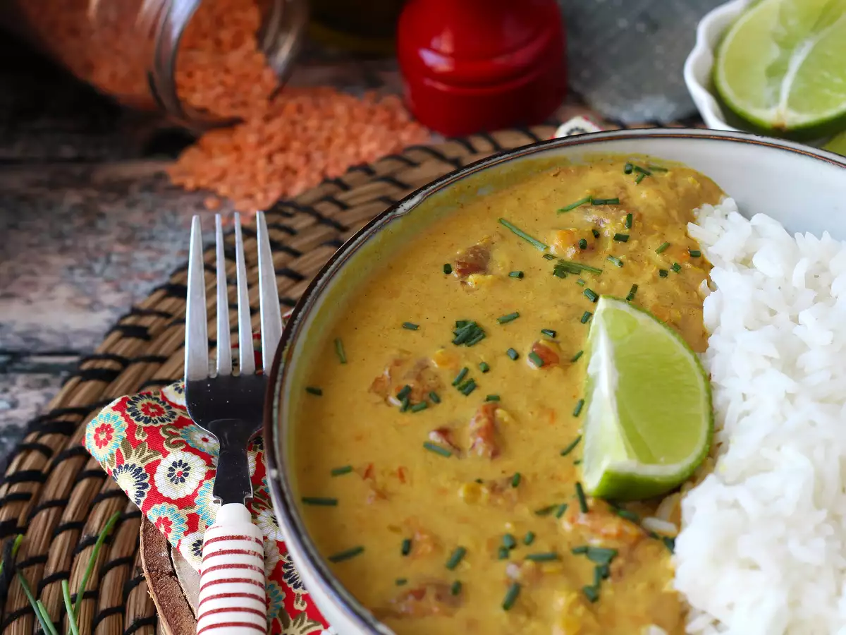 Curry z soczewicy koralowej z mlekiem kokosowym: prosty przepis na kremowe danie - zdjęcie 3