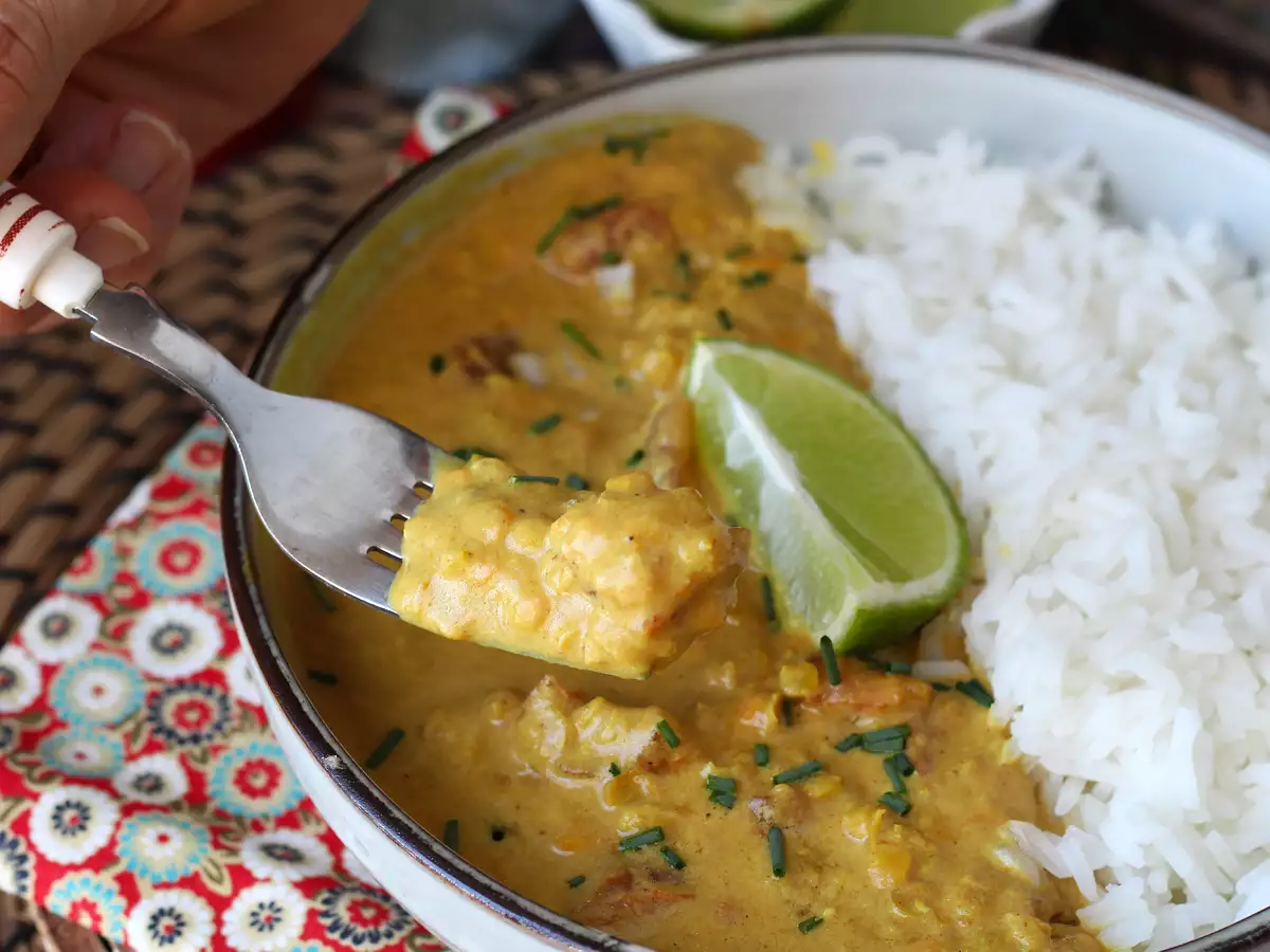Curry z soczewicy koralowej z mlekiem kokosowym: prosty przepis na kremowe danie - zdjęcie 5