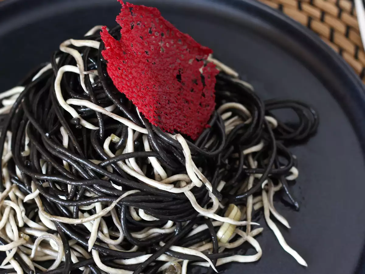 Czarne spaghetti z czosnkiem i gulas (imitacją młodych węgorzy) – pasta al nero di seppia - zdjęcie 2