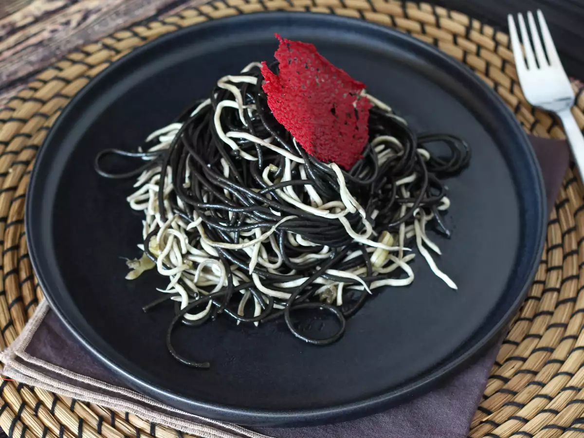 Czarne spaghetti z czosnkiem i gulas (imitacją młodych węgorzy) – pasta al nero di seppia - zdjęcie 3