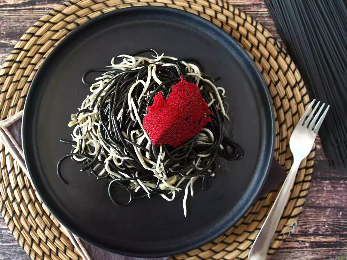 Czarne spaghetti z czosnkiem i gulas (imitacją młodych węgorzy) – pasta al nero di seppia - zdjęcie 4