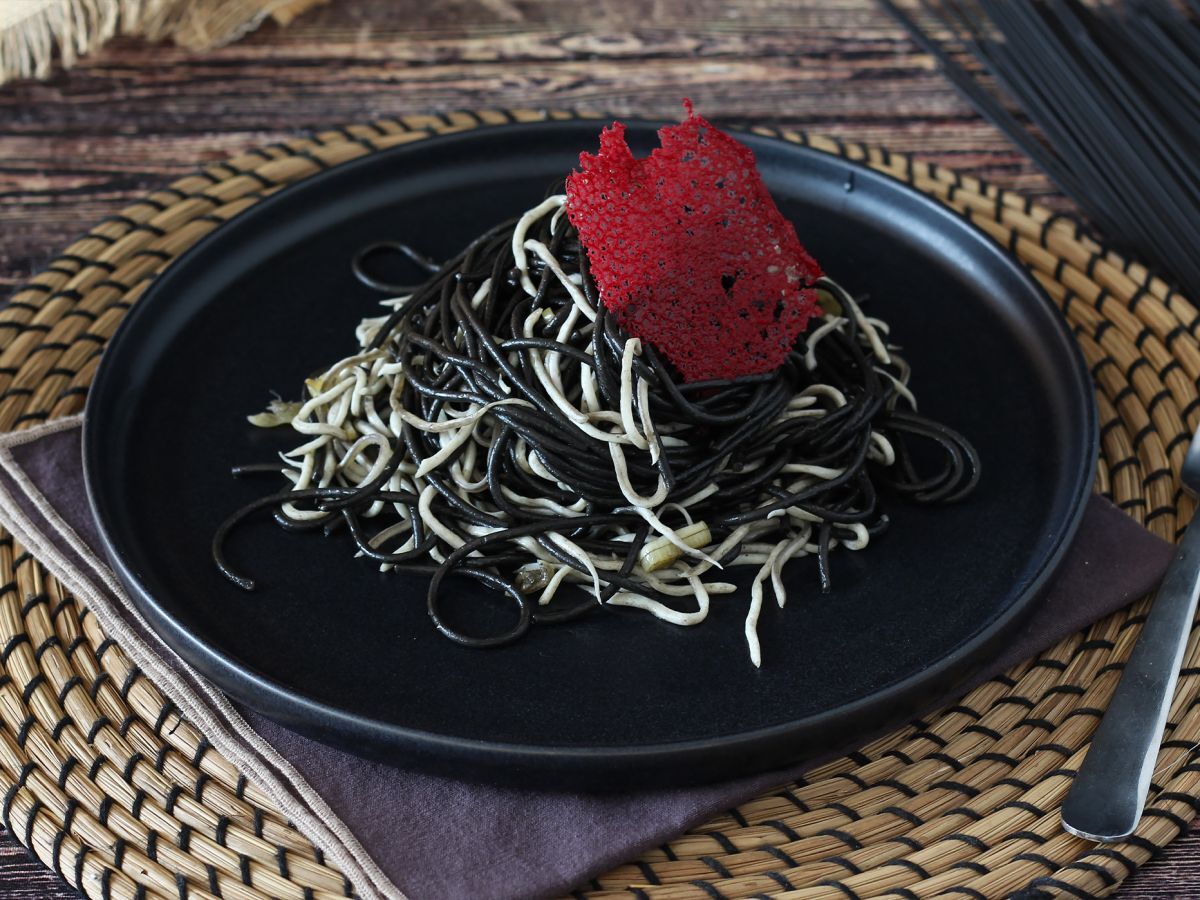 Czarne spaghetti z czosnkiem i gulaszem. Pasta al nero di seppia