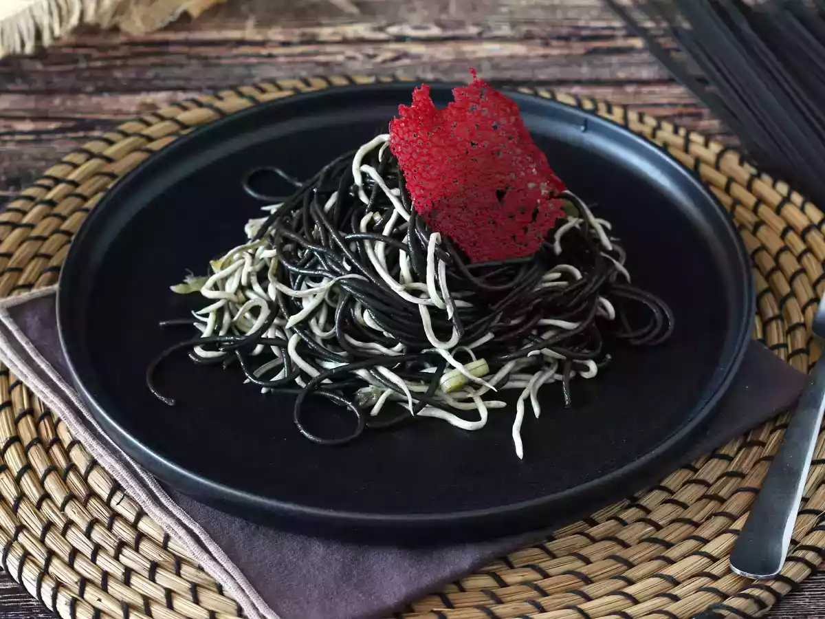 Czarne spaghetti z czosnkiem i gulaszem. Pasta al nero di seppia