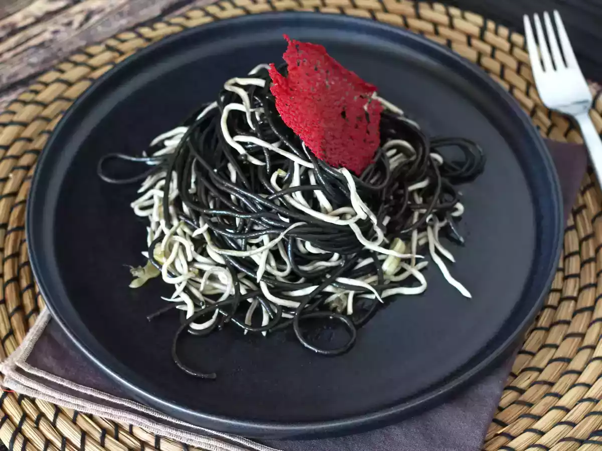 Czarne spaghetti z czosnkiem i gulaszem. Pasta al nero di seppia - zdjęcie 3
