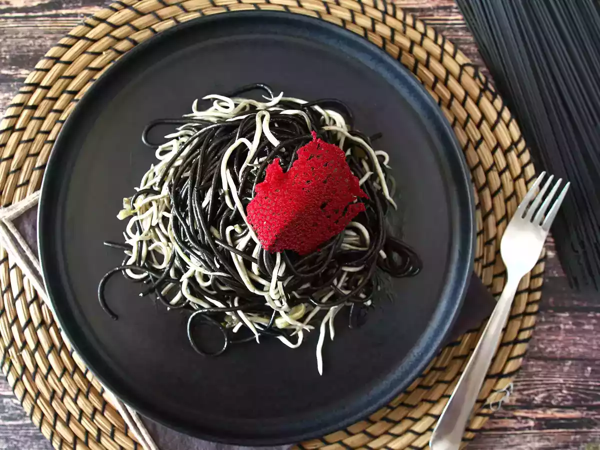 Czarne spaghetti z czosnkiem i gulaszem. Pasta al nero di seppia - zdjęcie 4