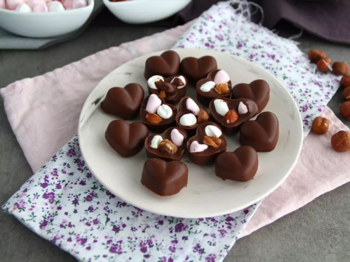 Czekoladki z piankami marshmallow i orzechami laskowymi
