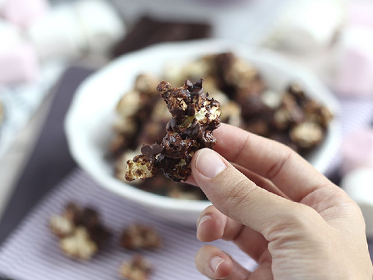 Czekoladowe popcorny z piankami marshmallow - zdjęcie 3