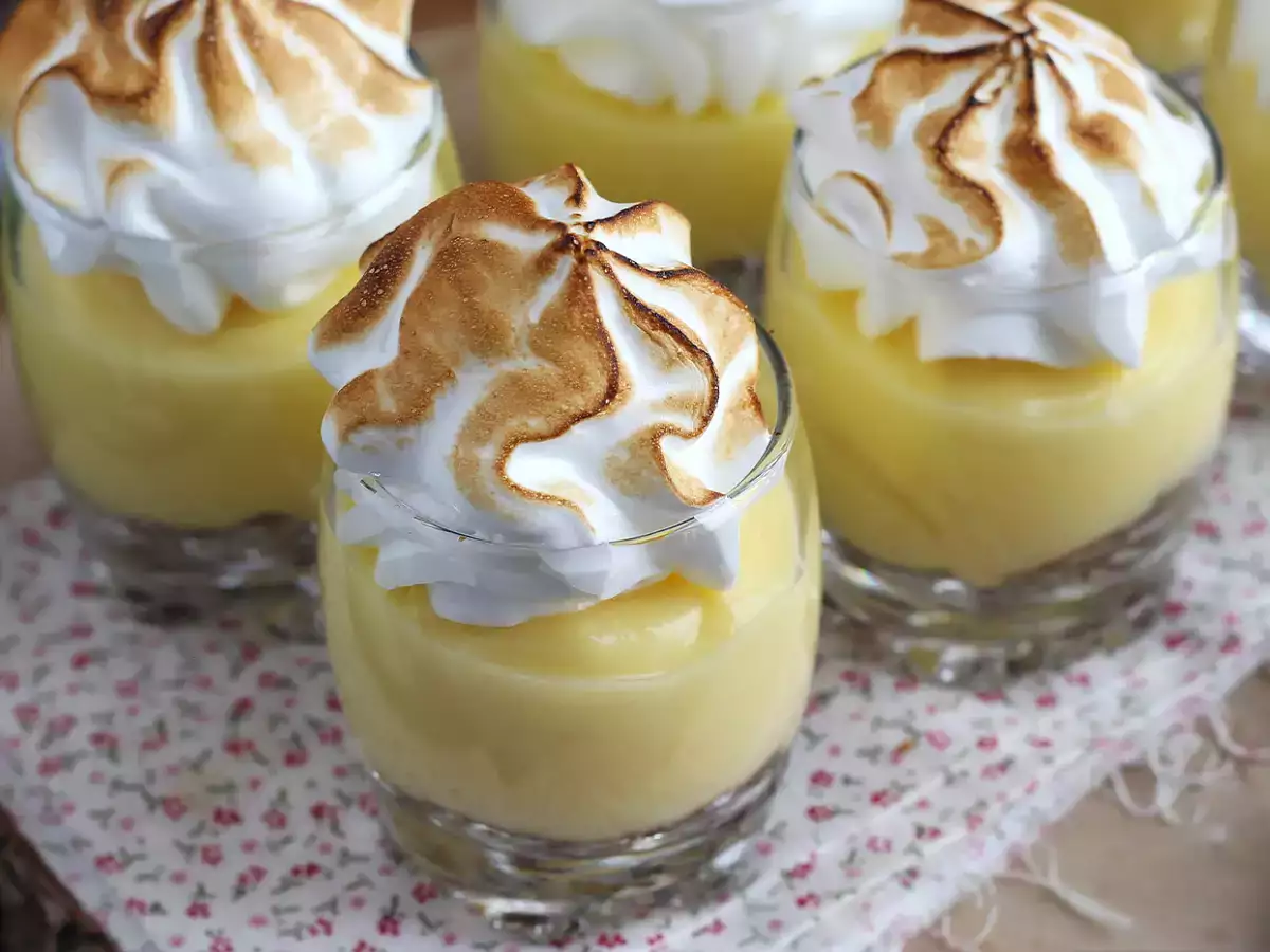 Deserki w pucharkach à la tarta cytrynowa z bezą