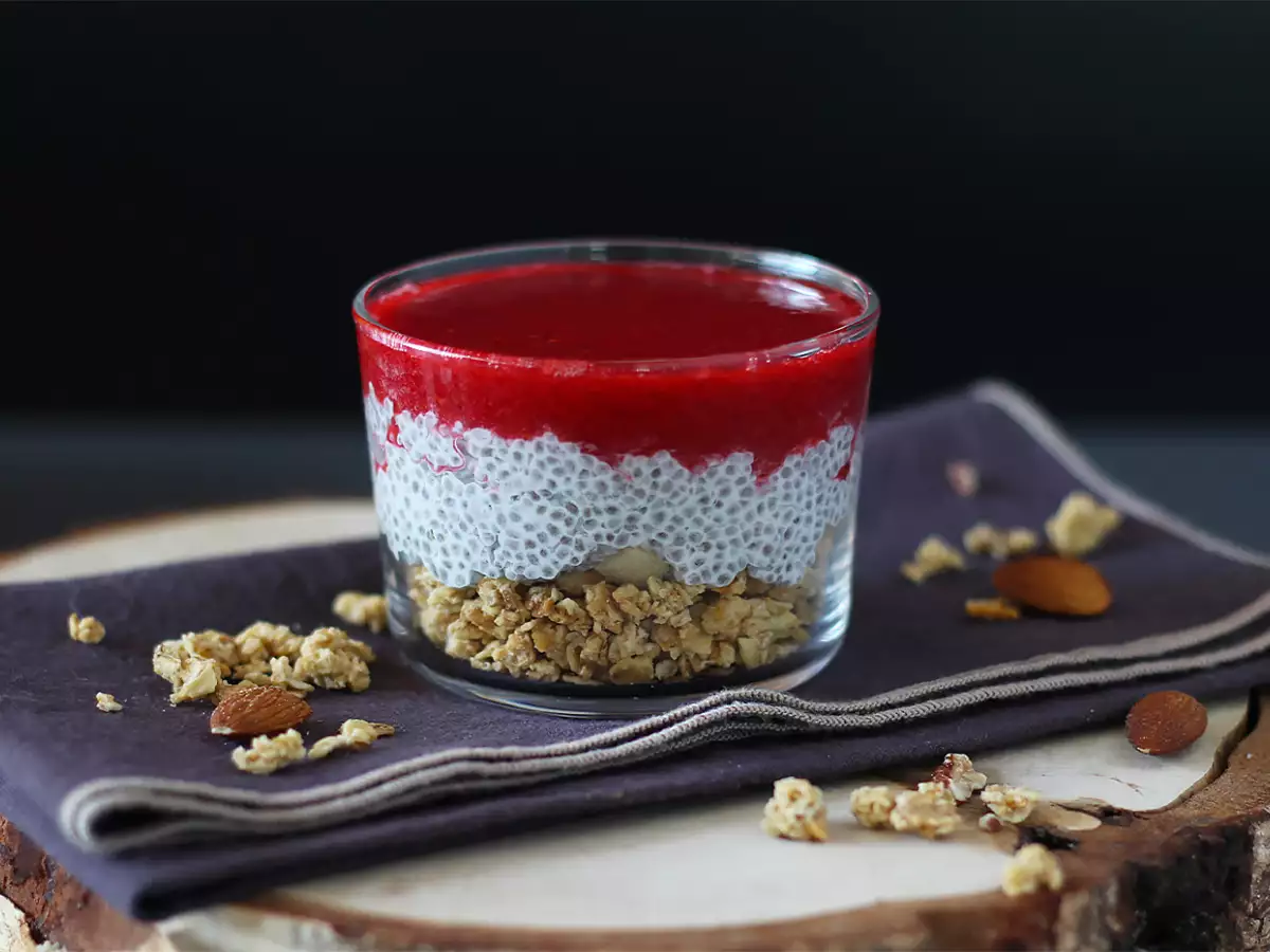Deserki z puddingiem chia na mleku kokosowym, malinami i granolą
