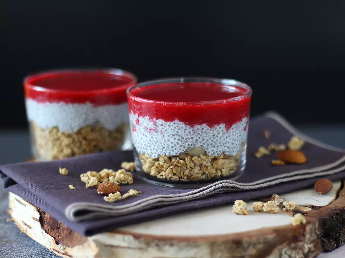 Deserki z puddingiem chia na mleku kokosowym, malinami i granolą - zdjęcie 4
