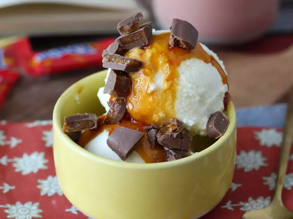 Domowe lody McFlurry z karmelem i batonikiem Daim (Ninja Creami) - zdjęcie 3