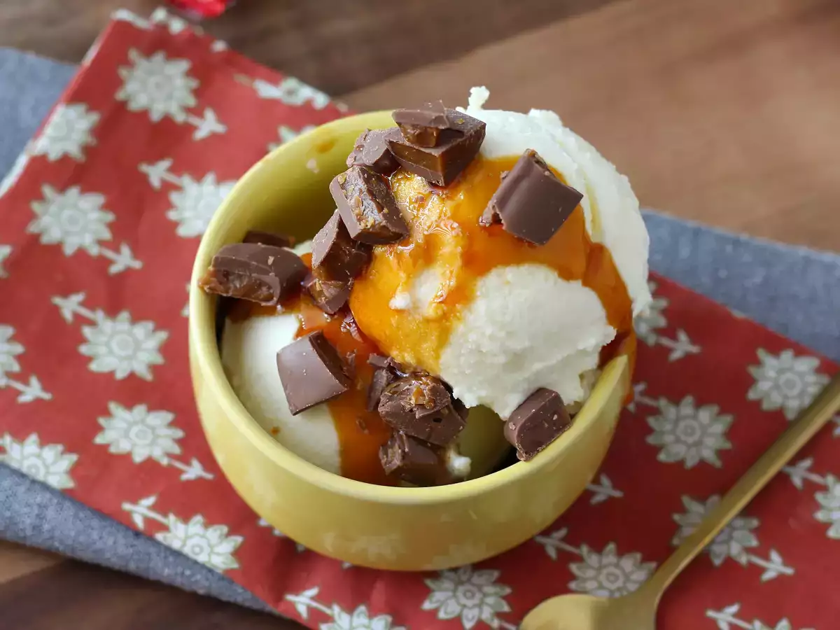 Domowe lody McFlurry z karmelem i batonikiem Daim (Ninja Creami) - zdjęcie 5