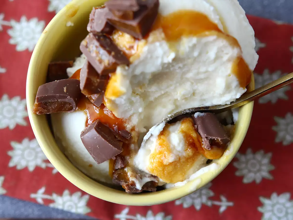 Domowe lody McFlurry z karmelem i batonikiem Daim (Ninja Creami) - zdjęcie 6