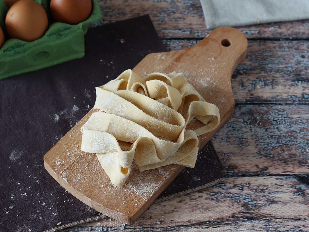 Domowe pappardelle jajeczne: przepis wyjaśniony krok po kroku