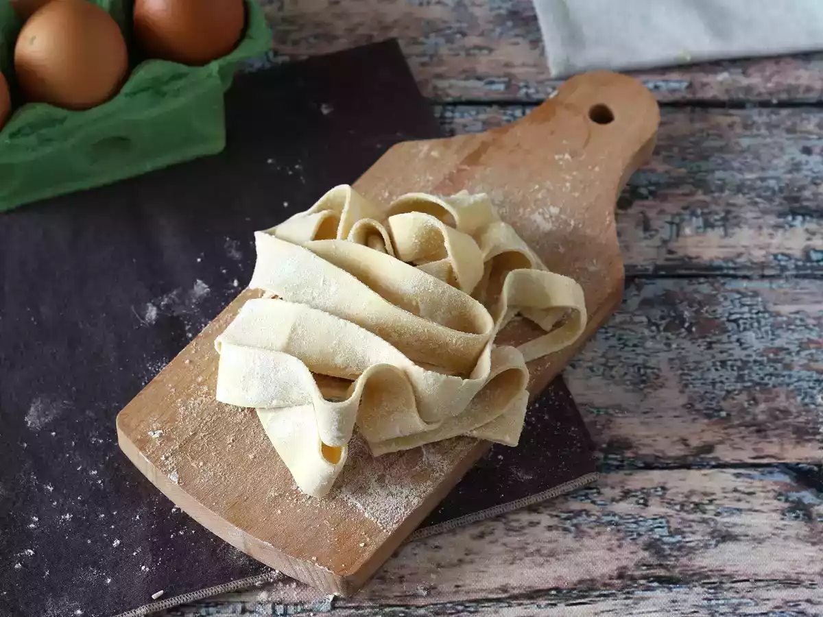Domowe pappardelle jajeczne: przepis wyjaśniony krok po kroku