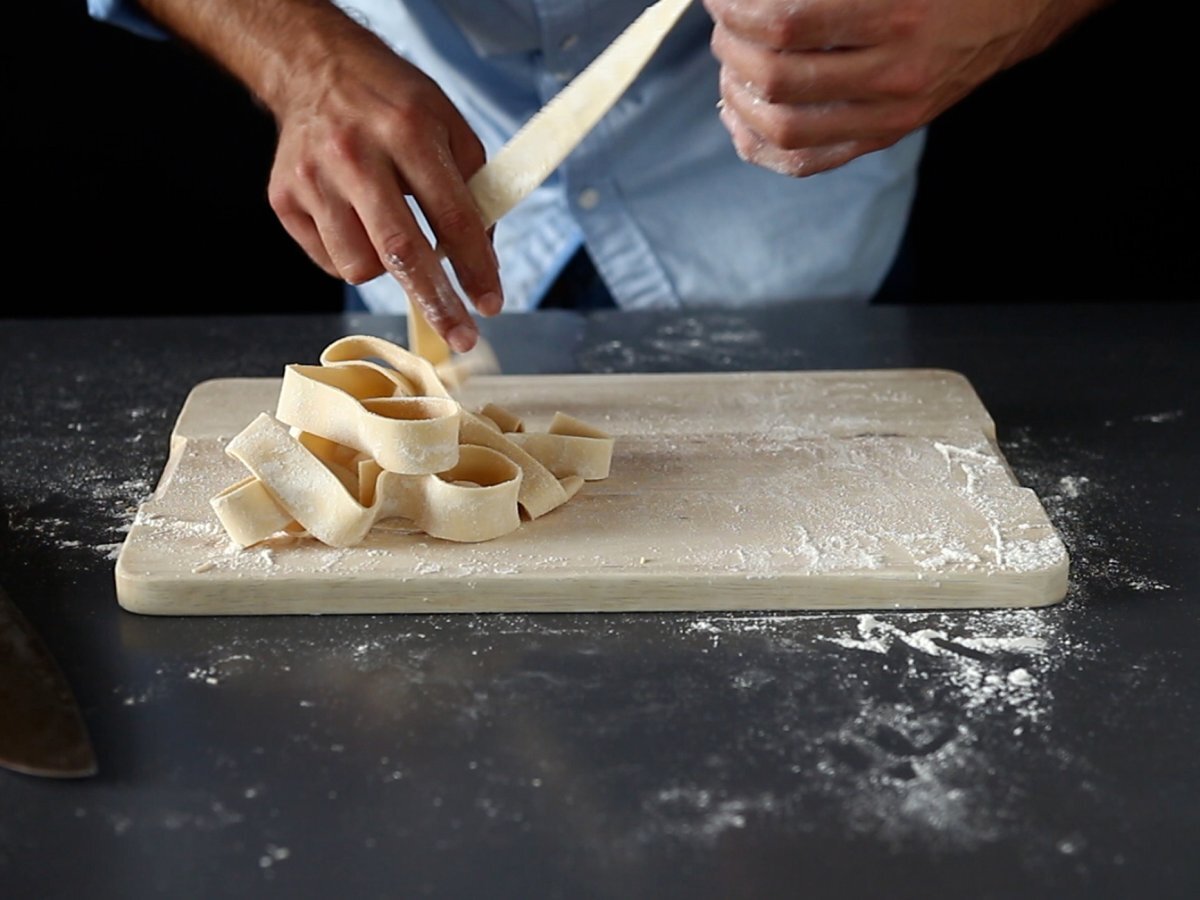 Domowe pappardelle jajeczne: przepis wyjaśniony krok po kroku - zdjęcie 2