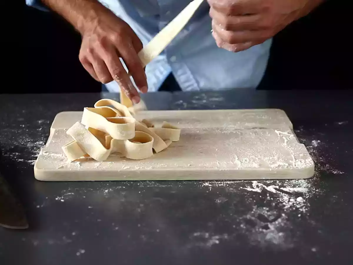 Domowe pappardelle jajeczne: przepis wyjaśniony krok po kroku - zdjęcie 2