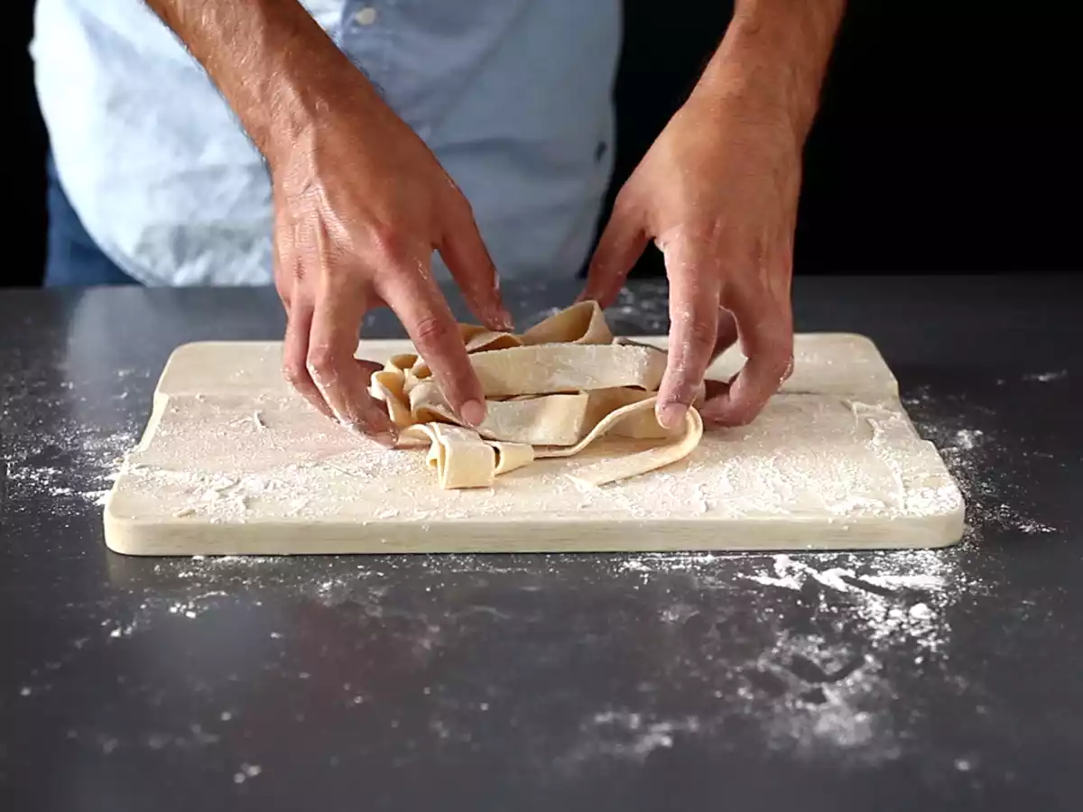 Domowe pappardelle jajeczne: przepis wyjaśniony krok po kroku - zdjęcie 3