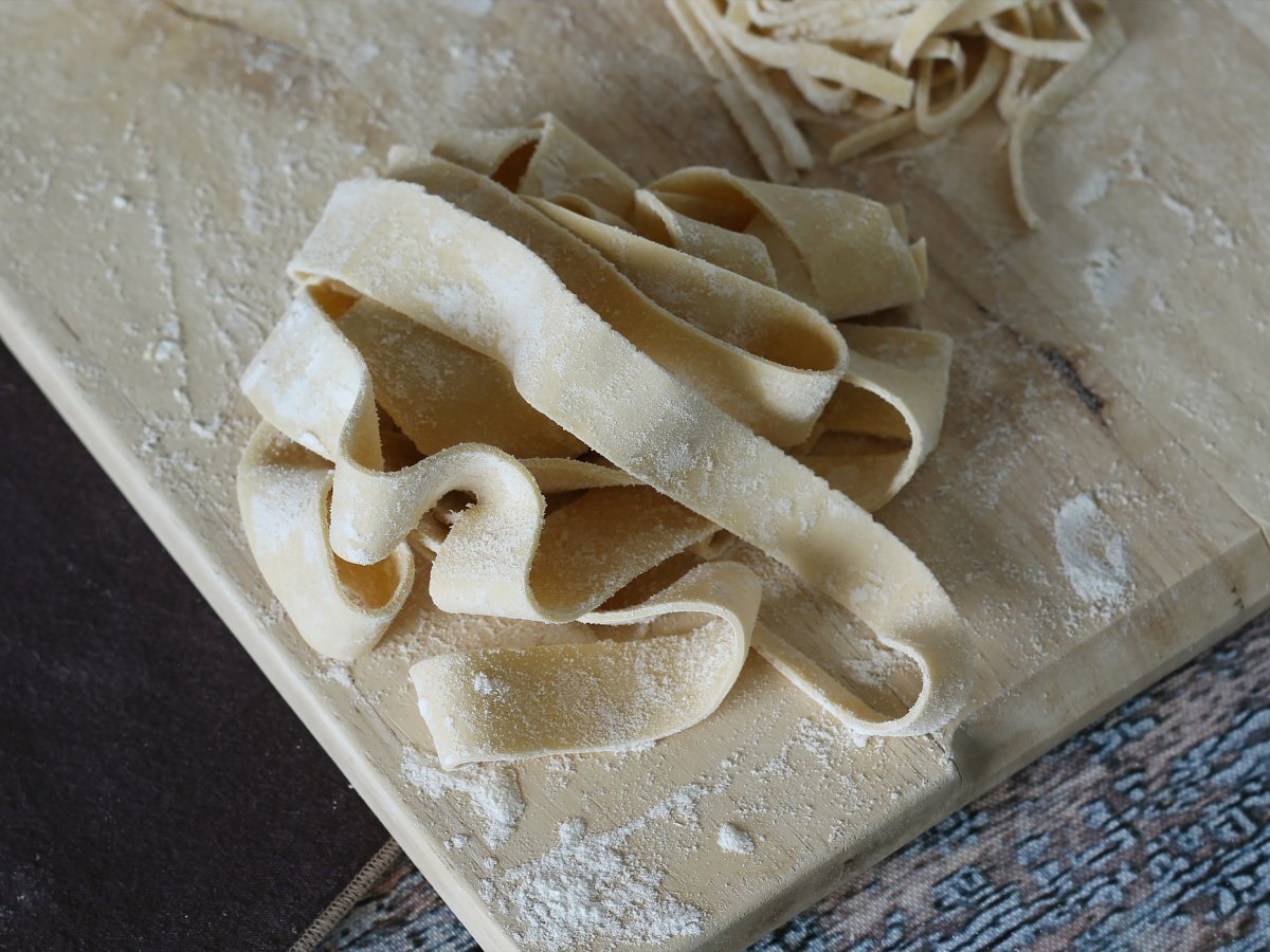 Domowe pappardelle jajeczne: przepis wyjaśniony krok po kroku - zdjęcie 5