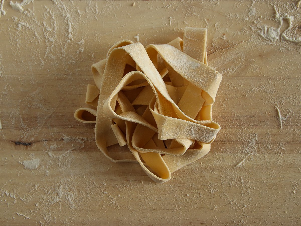 Domowe pappardelle jajeczne: przepis wyjaśniony krok po kroku - zdjęcie 6