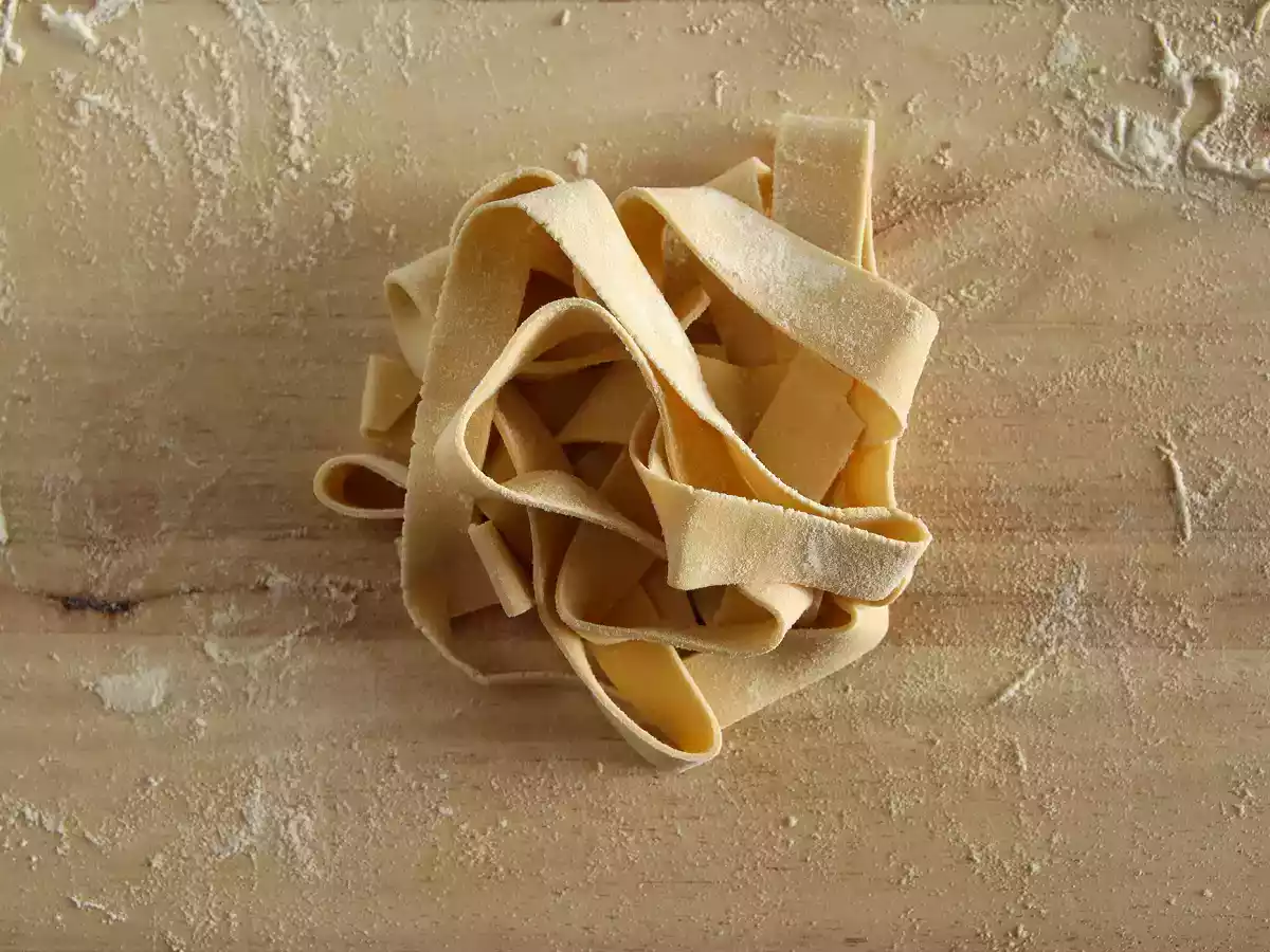 Domowe pappardelle jajeczne: przepis wyjaśniony krok po kroku - zdjęcie 6