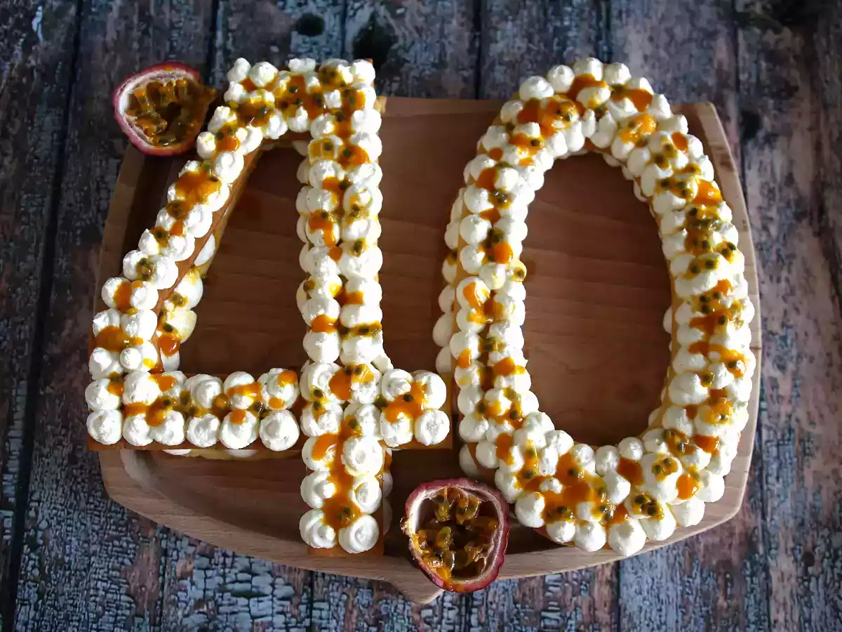 Egzotyczne ciasto numeryczne z mango i marakują